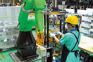 Assembly of a unit by a worker and collaborative robot