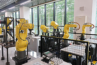 実習場のロボット機材 (3)